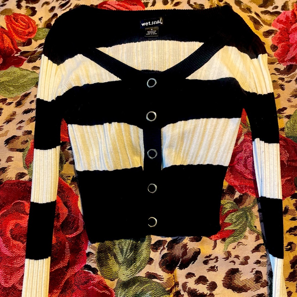 Wet seal black and white sweater shirt
Warm and comfy great